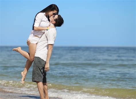 Primera etapa: la <b>mujer</b> esta agachada o arrodillada sobre su pareja, ella puede empezar la estimulación por <b>un</b> movimiento de vaivén vertical sobre <b>el</b> pene. . Un hombre haciendo el amor con una mujer